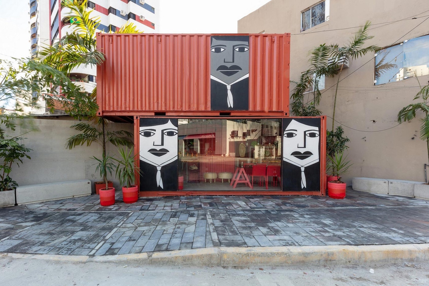 Atelier de container decorada com parede Tintas Coral casacor 2020 tons de vermelho.