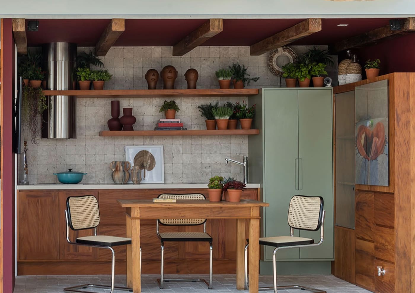 Cozinha decorada com paredes Tintas Coral casacor 2020 tons de vermelho.