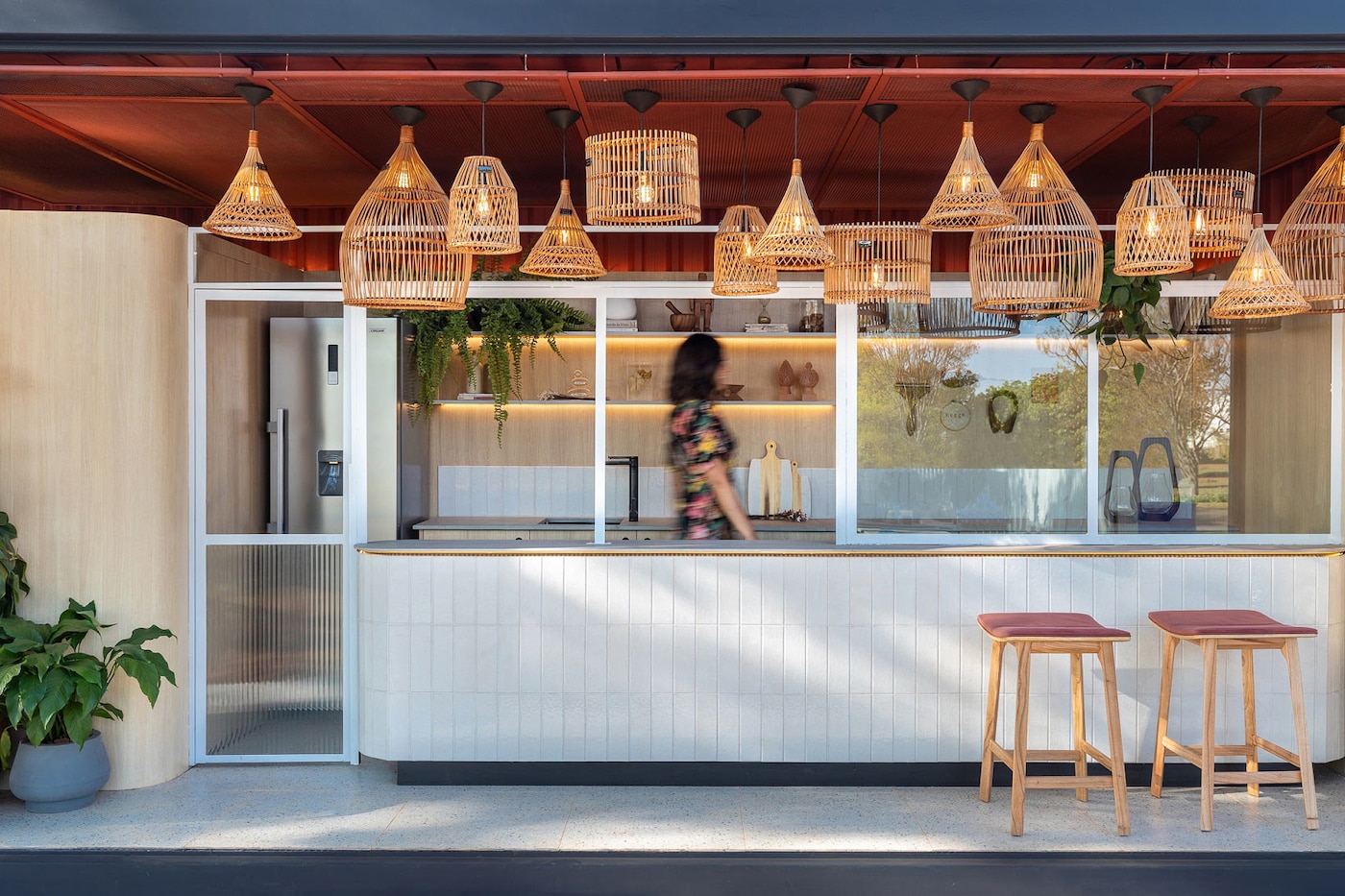 Cozinha decorada com parede Tintas Coral casacor 2020 tons de vermelho.