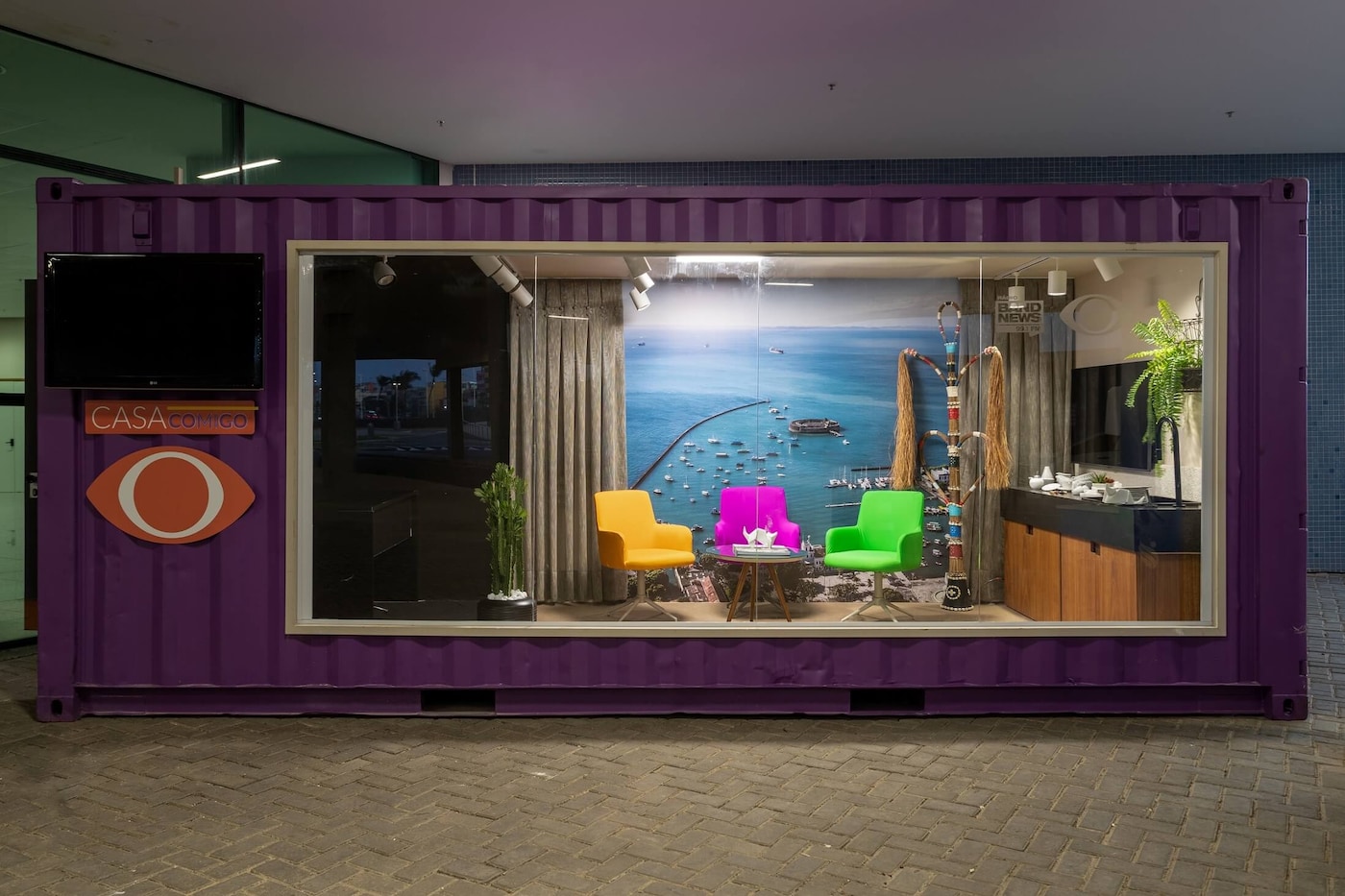 Sala de container decorada com parede Tintas Coral casacor 2020 Bahia.