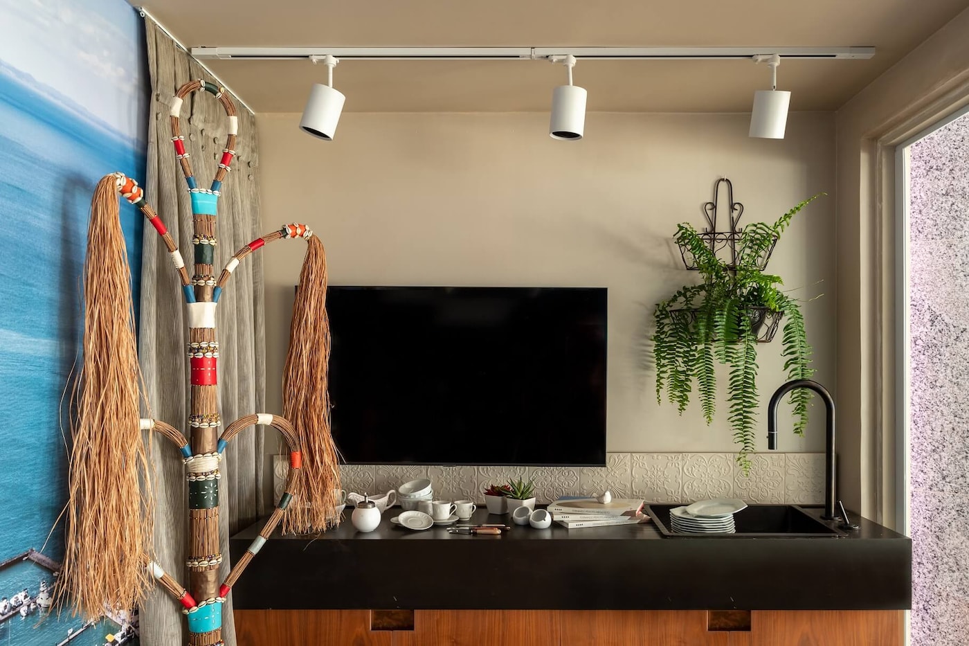 Sala decorada com parede Tintas Coral casacor 2020 Bahia.