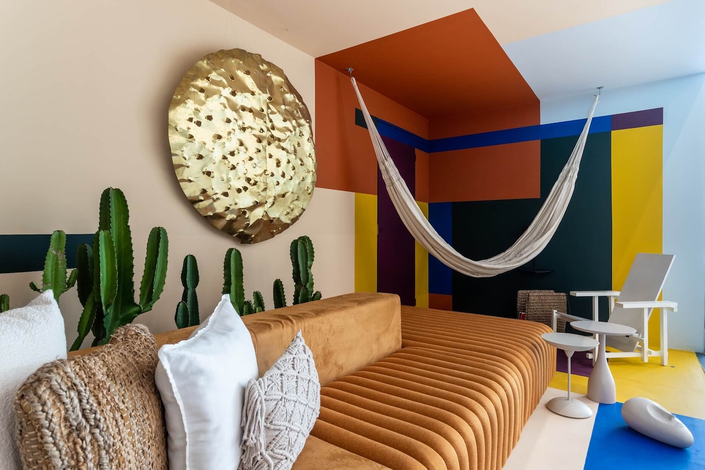 Ambiente decorado com parede Tintas Coral casacor 2020 Bahia.