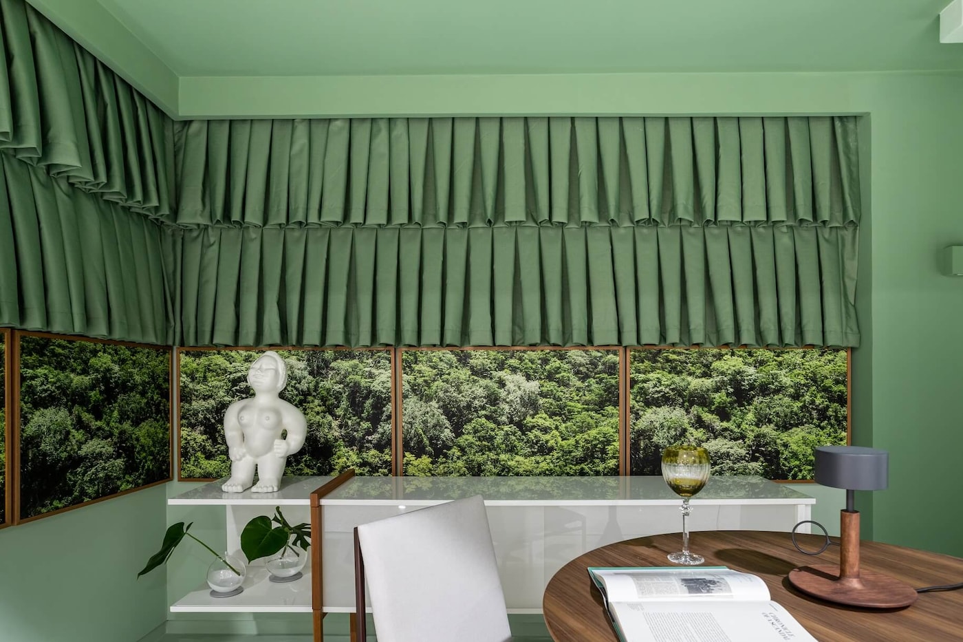 Ambiente decorado com parede Tintas Coral casacor 2020 Bahia.