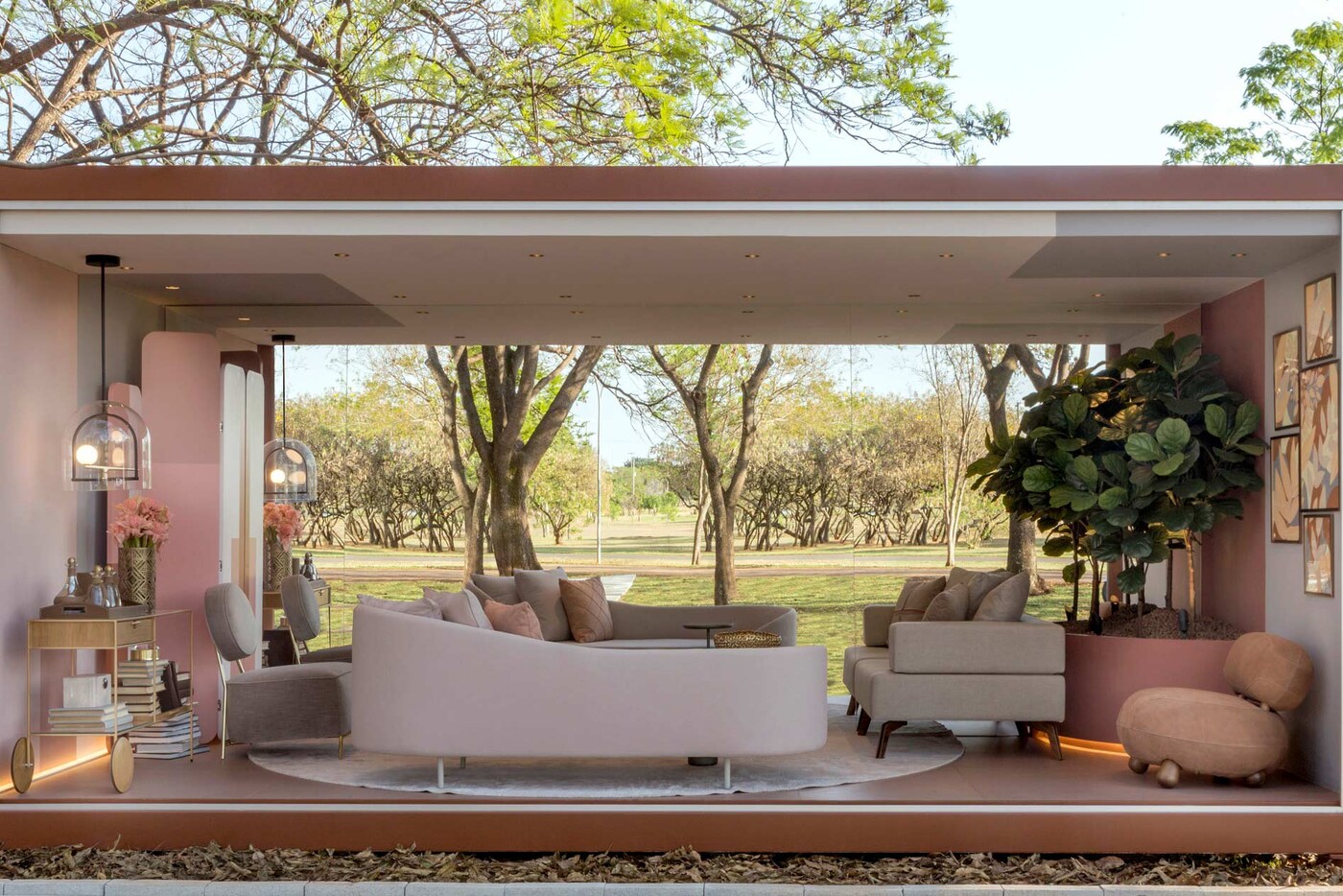 Sala decorada com parede Tintas Coral casacor 2020 Brasília