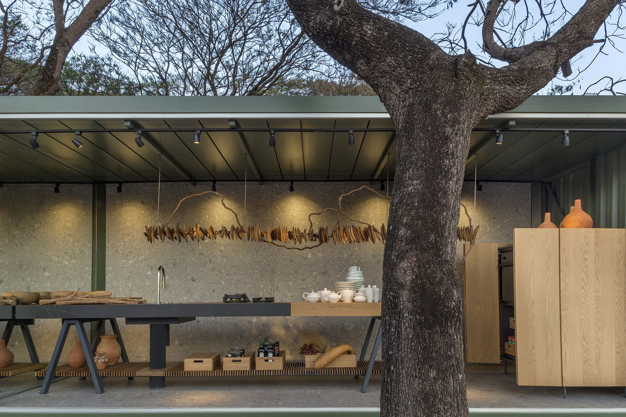 Ambiente externo decorado com parede Tintas Coral casacor 2020 Brasília.