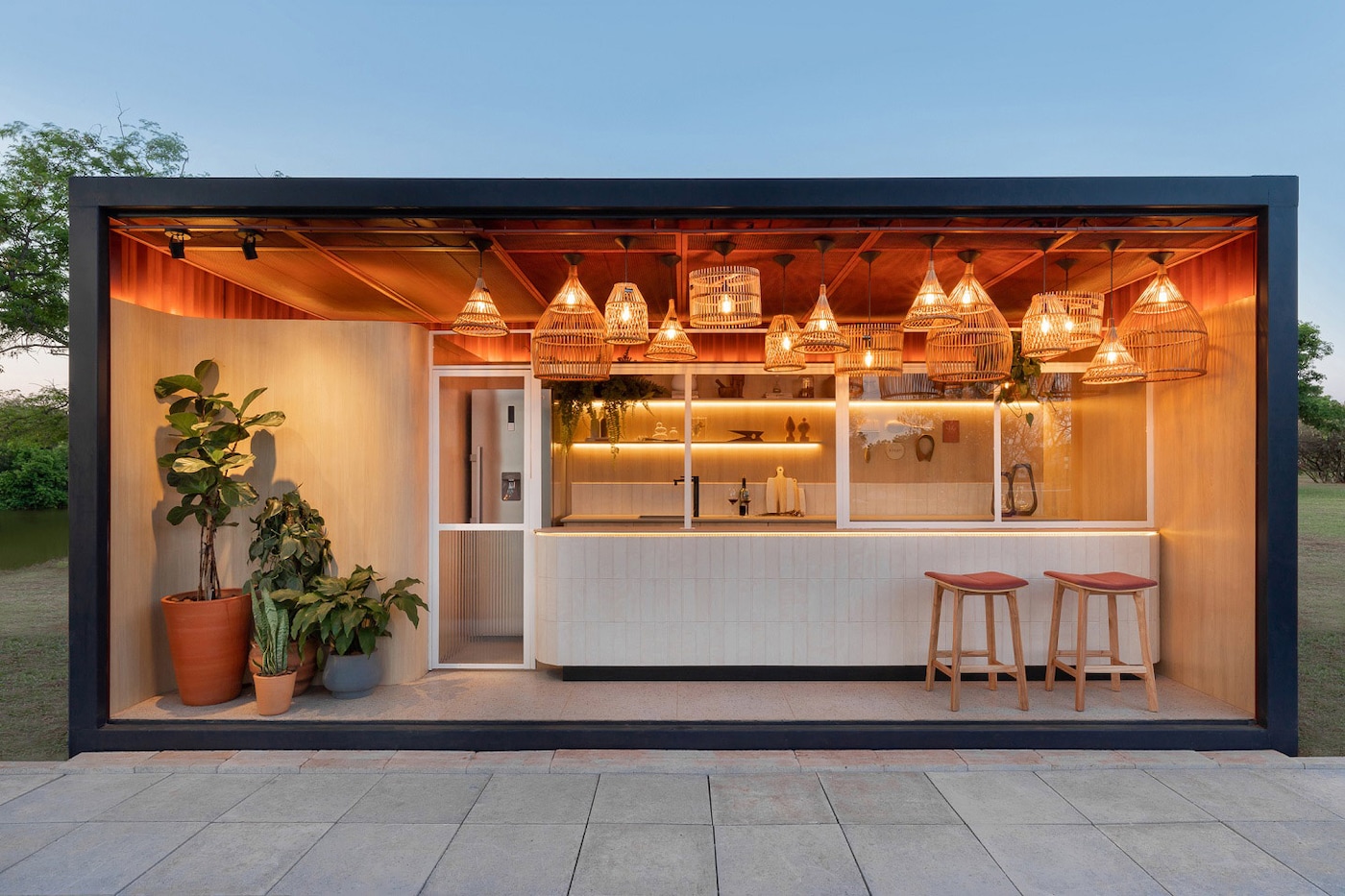 Ambiente de container decorado com parede Tintas Coral casacor 2020 Brasília.