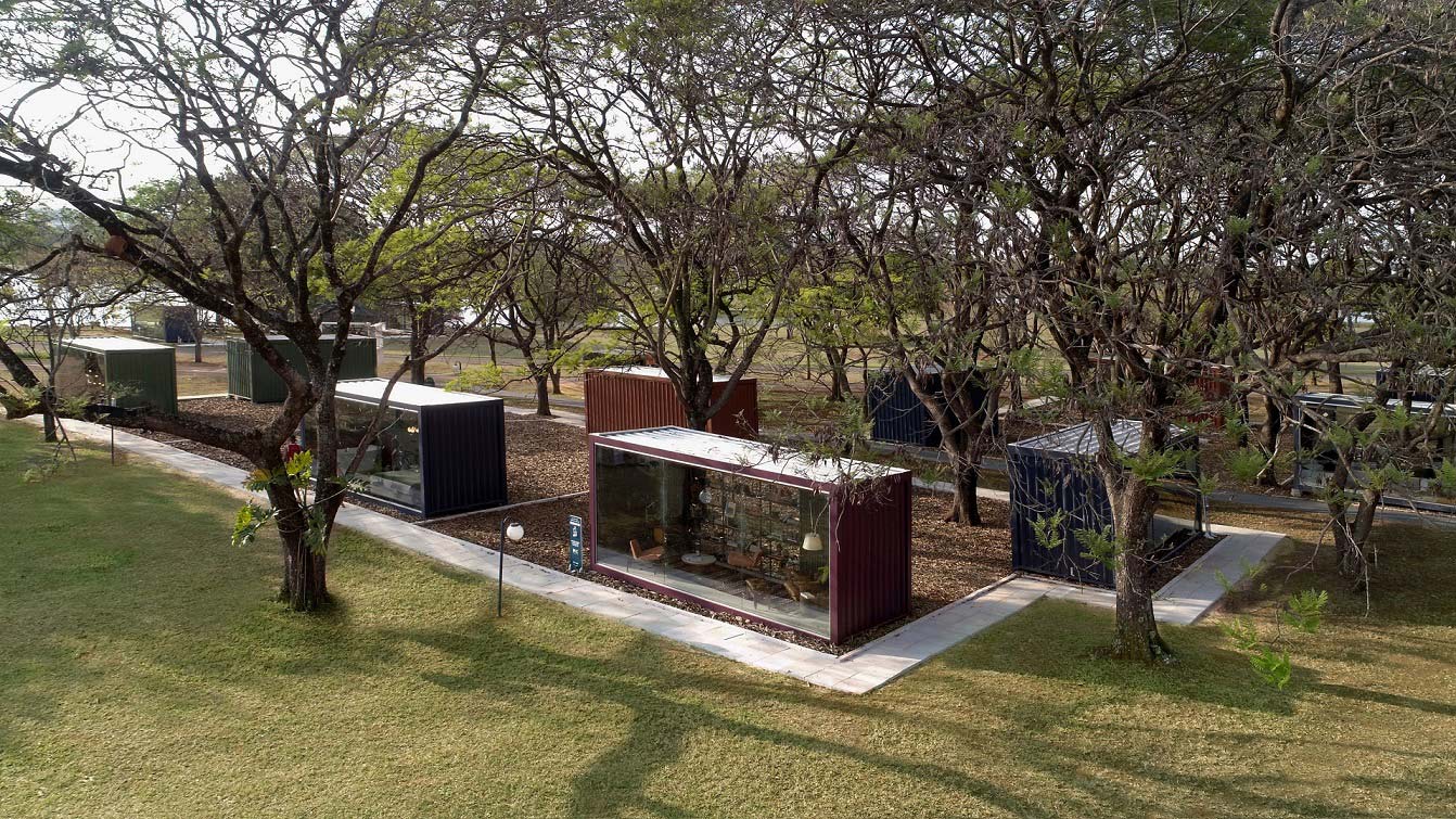 Exposição de containers decorados com parede Tintas Coral casacor 2020 Brasília.