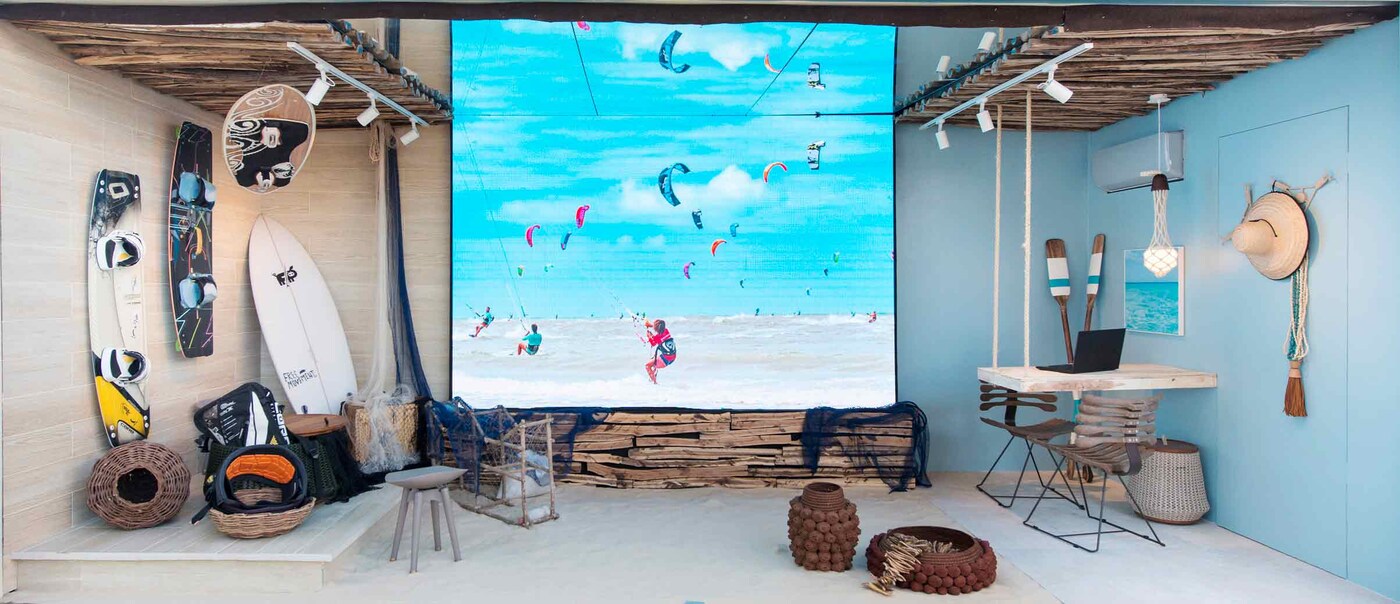 Loja de prancha de surf decorada com parede Tintas Coral casacor 2020 Ceará.