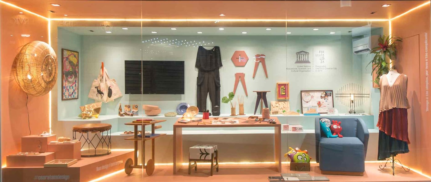 Vitrine decorada com parede Tintas Coral casacor 2020 Ceará.