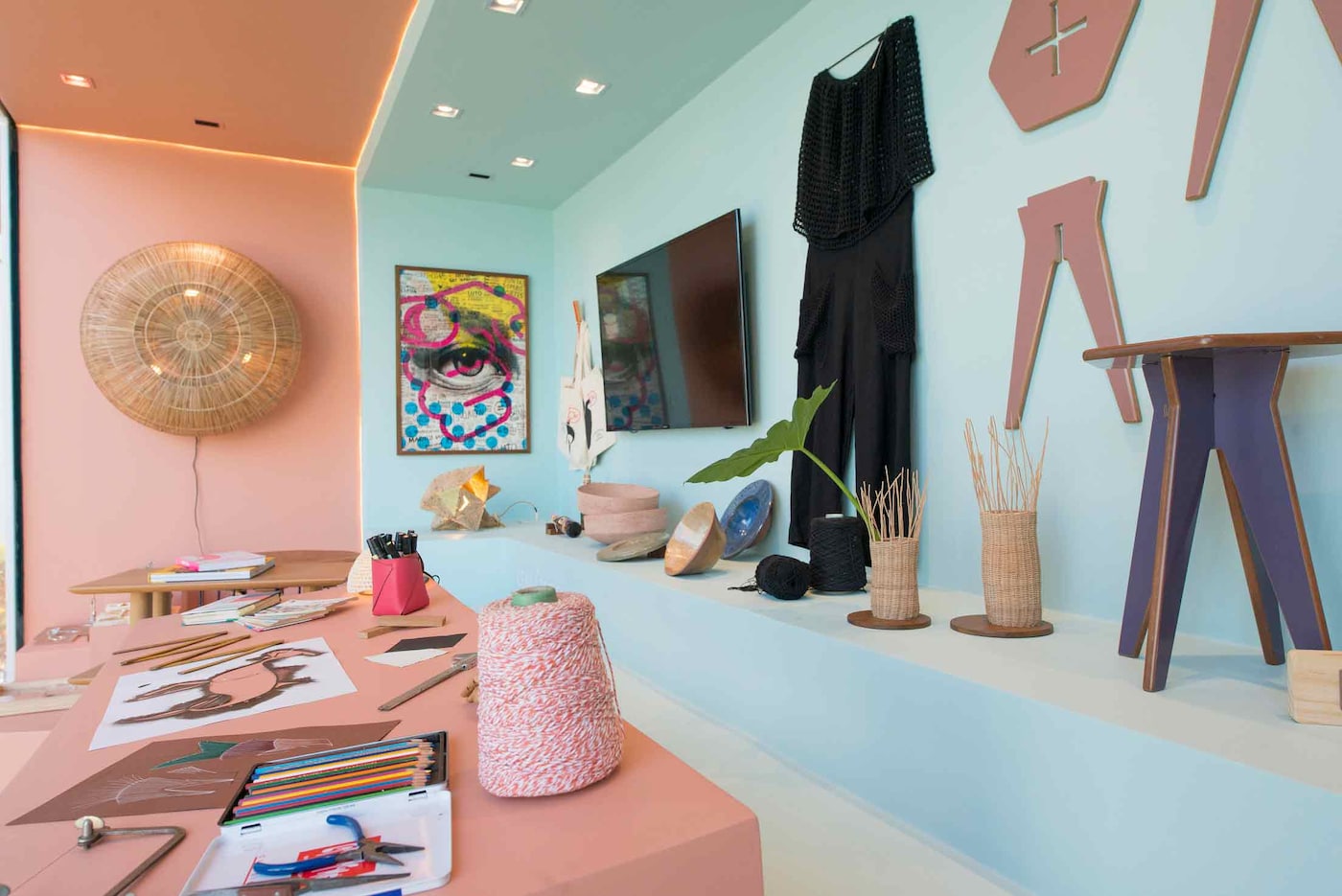 Vitrine decorada com parede Tintas Coral casacor 2020 Ceará.