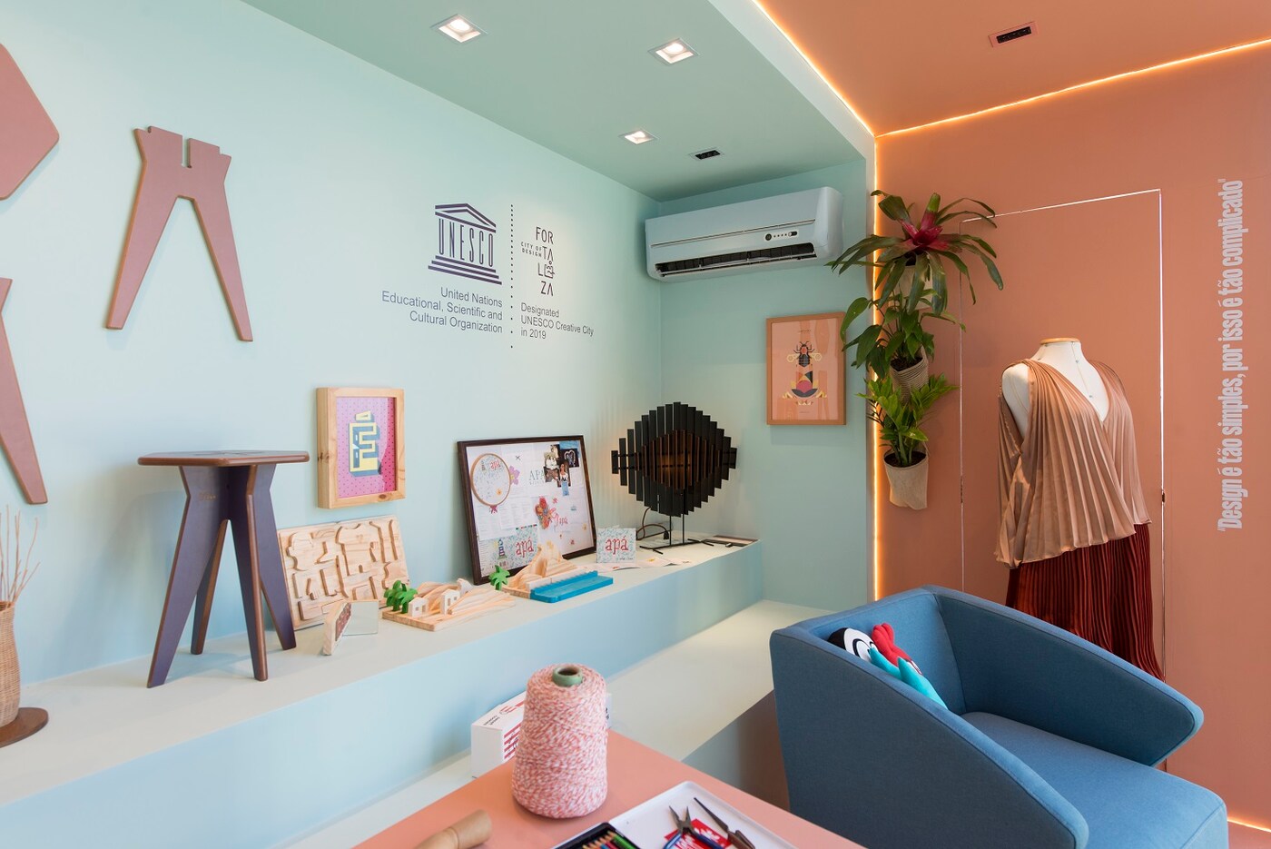 Vitrine decorada com parede Tintas Coral casacor 2020 Ceará.