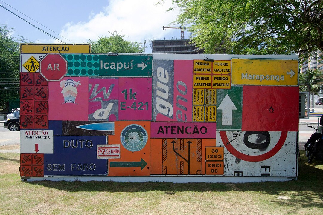 Container pintado com placas de trânsito por artistas plásticos Cearenses.