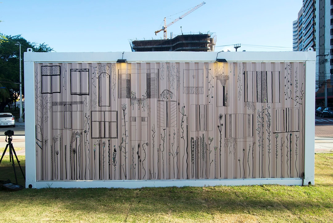 Container ilustrado e pintado com cores Tintas Coral por artistas plásticos Cearenses.