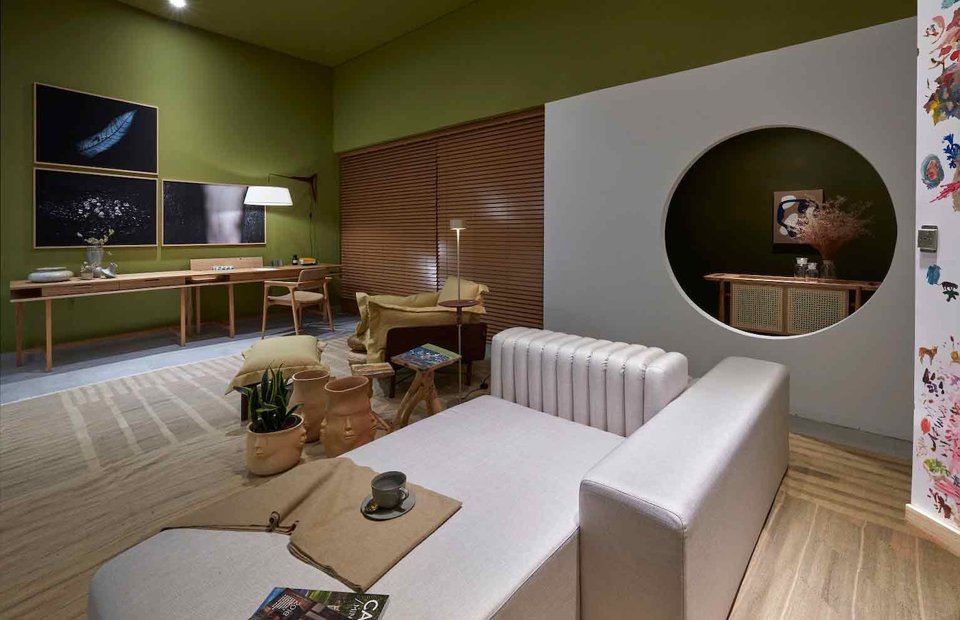 Sala decoradacom paredes Tintas Coral casacor 2020 Minas Gerais.