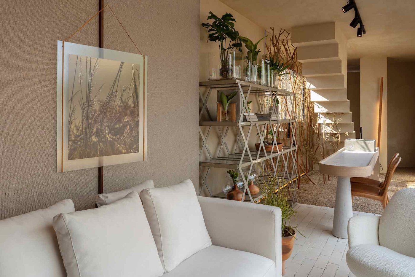 Sala decorada com paredes Tintas Coral casacor 2020 Pernambuco.