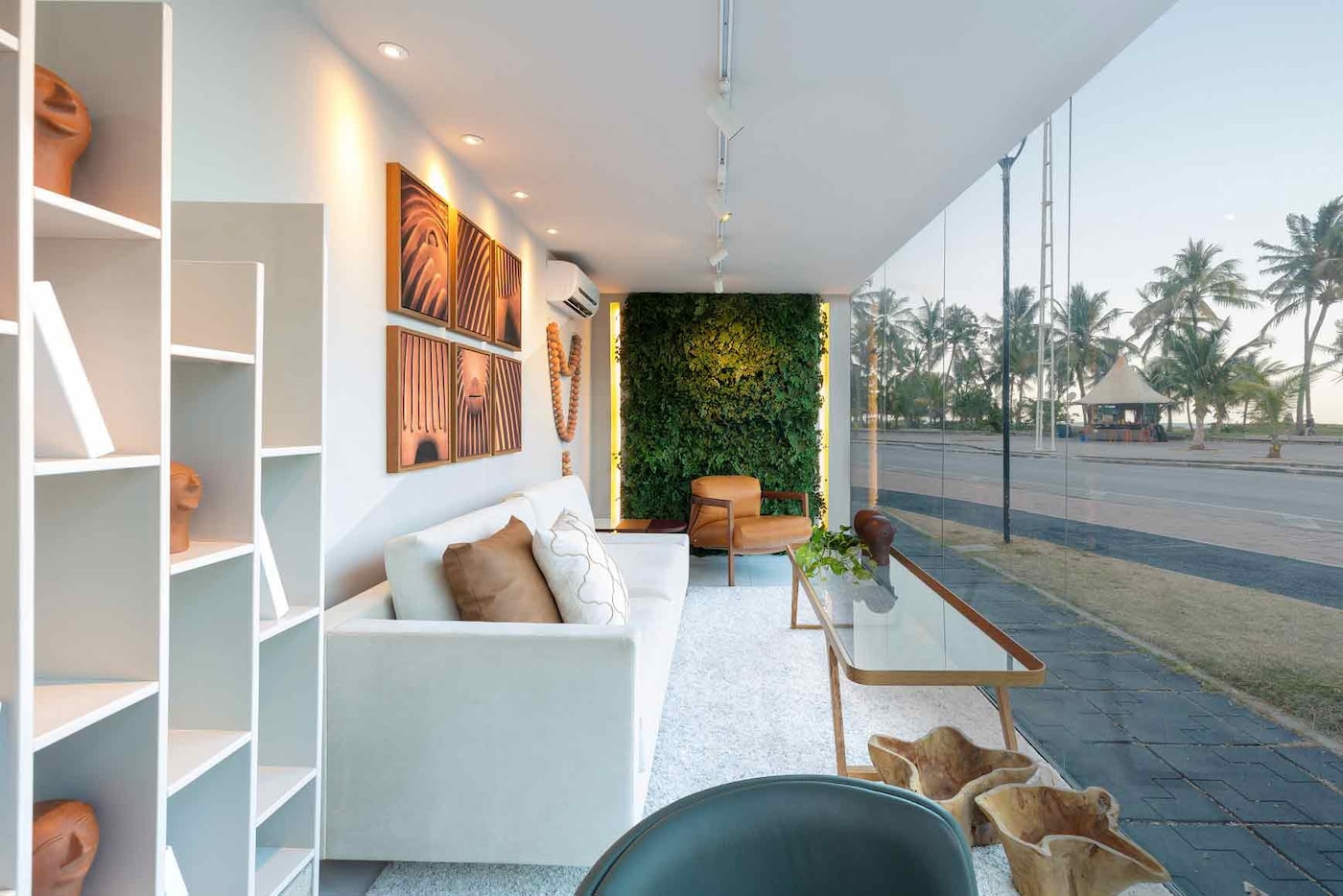 Sala decorada com paredes Tintas Coral casacor 2020 Pernambuco.