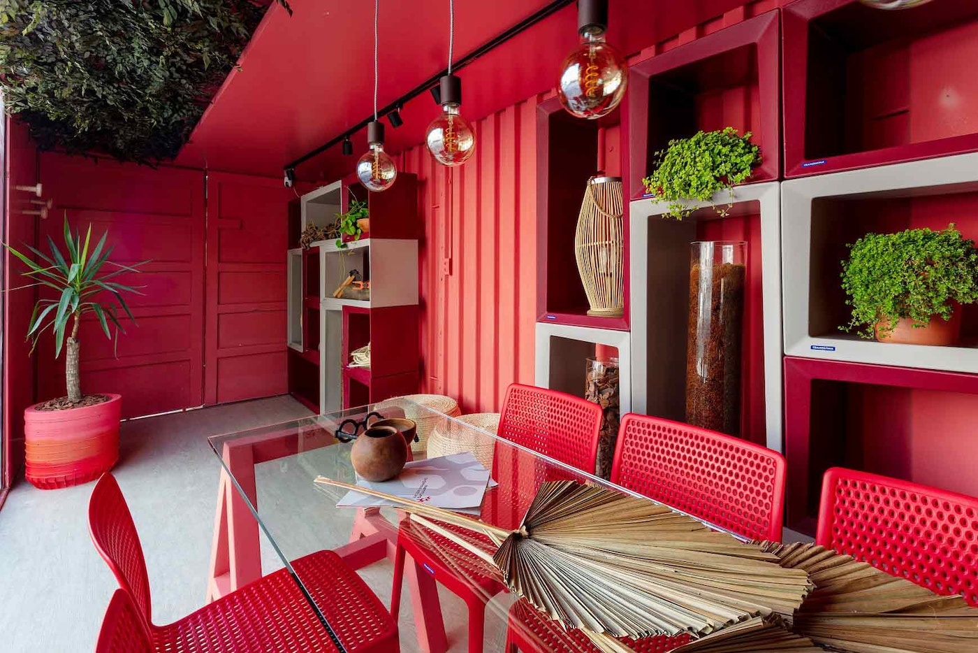 Sala de Jantar  decorada com paredes Tintas Coral casacor 2020 Pernambuco.