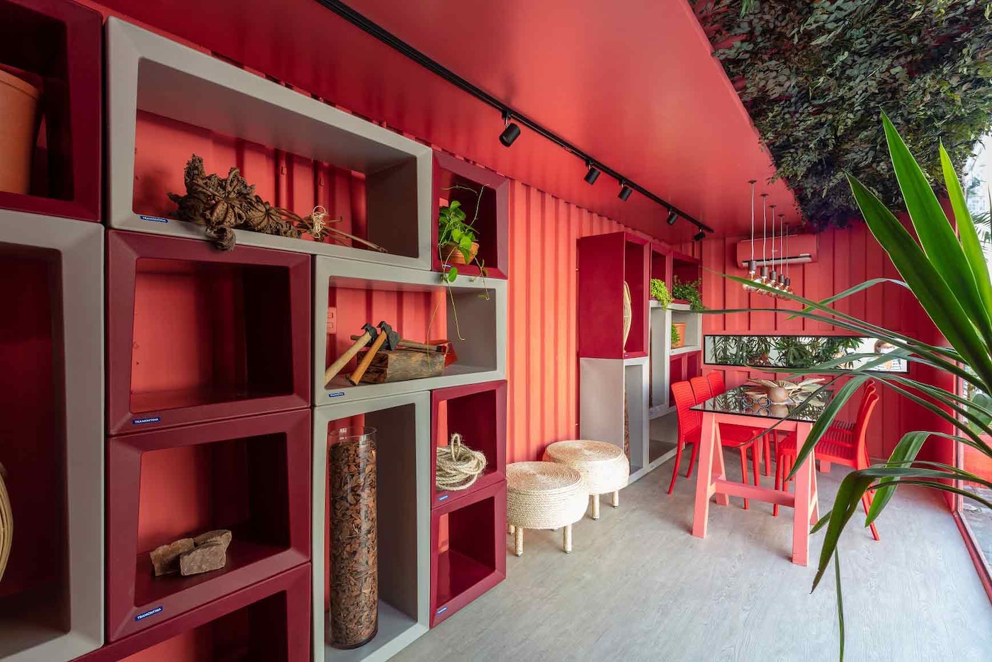 Sala de Jantar  decorada com paredes Tintas Coral casacor 2020 Pernambuco.