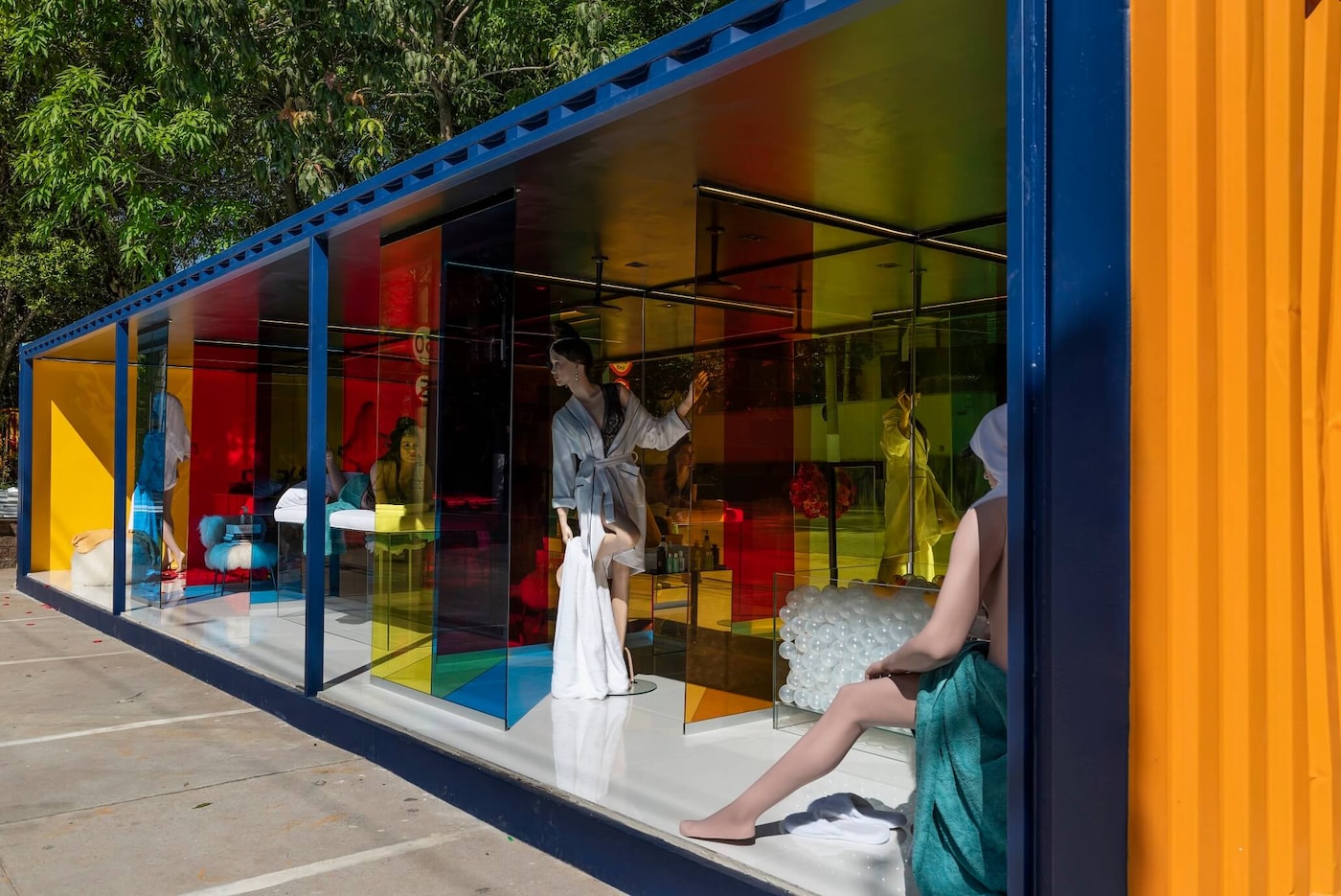 Contêiner decorada com tintas Coral casacor 2020 São Paulo.