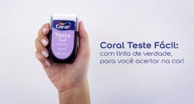 Foto de uma mão segurando o teste fácil Coral com tinta de verdade para acertar na cor.
