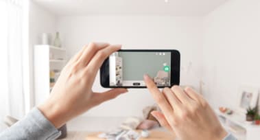 Foto de uma mão segurando um celular com o simulador de cores da Coral.