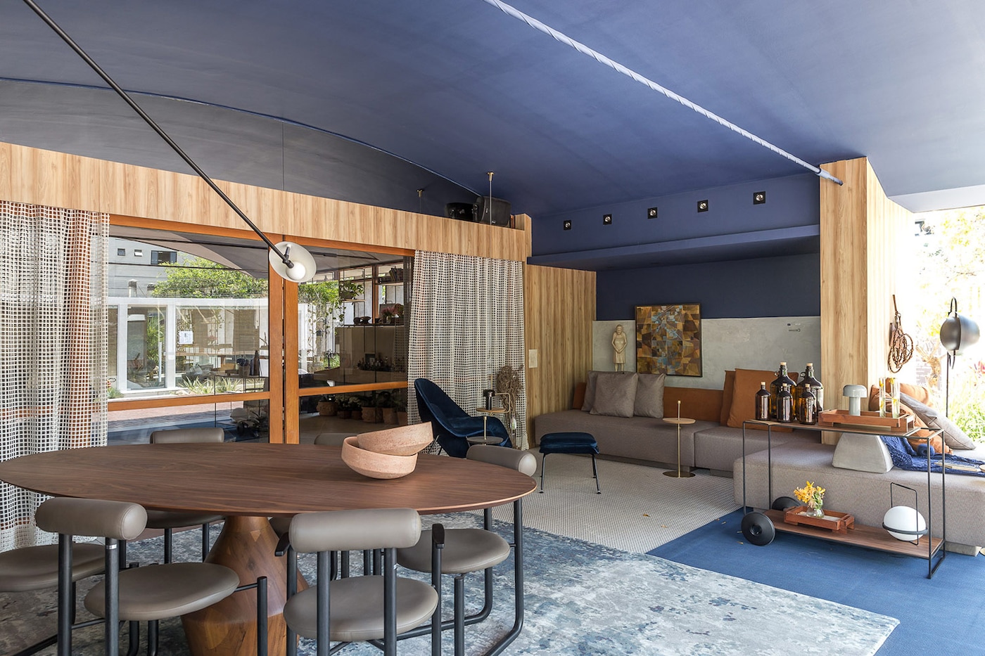 Coral. A tinta oficial CASACOR Bahia | Terceira imagem do Alprendre - Memória Interior por  Elias Petruço e Felipe Costa.