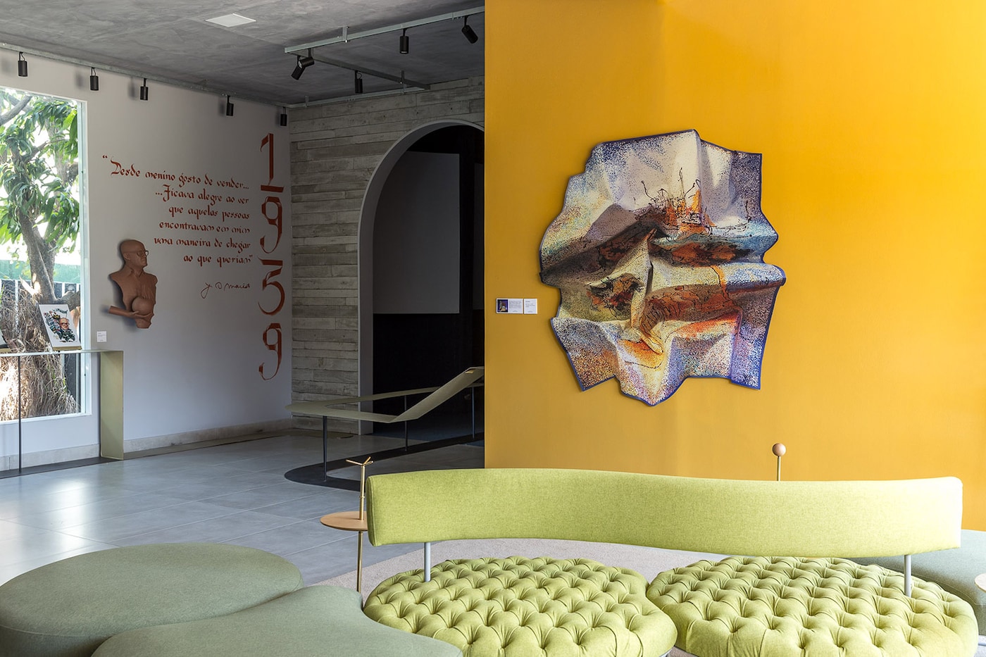 Coral. A tinta oficial CASACOR Bahia | Terceira Imagem do Espaço J. Macêdo 80 anos por Lia Feitosa