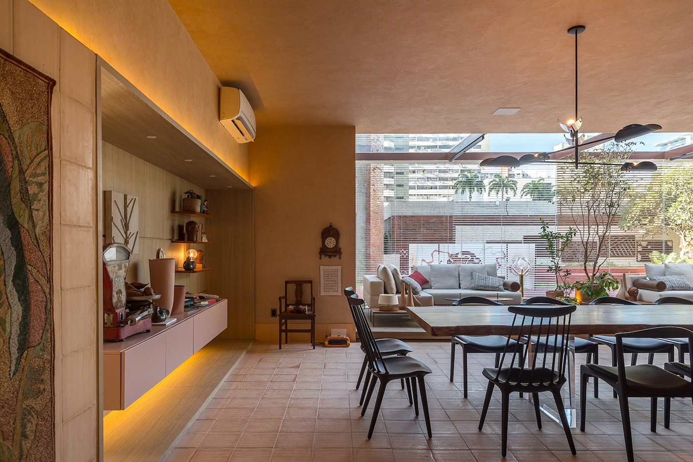 Coral. A tinta oficial CASACOR Bahia | Segunda Imagem do Cozinha de Origem por Ana Vírginia Furlani