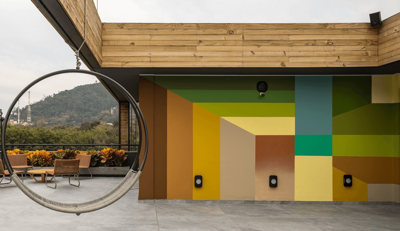 Rooftop 20 - 21 com pintura do artista @cazao e projeto de Ana Trevisan para CASACOR Santa Catarina