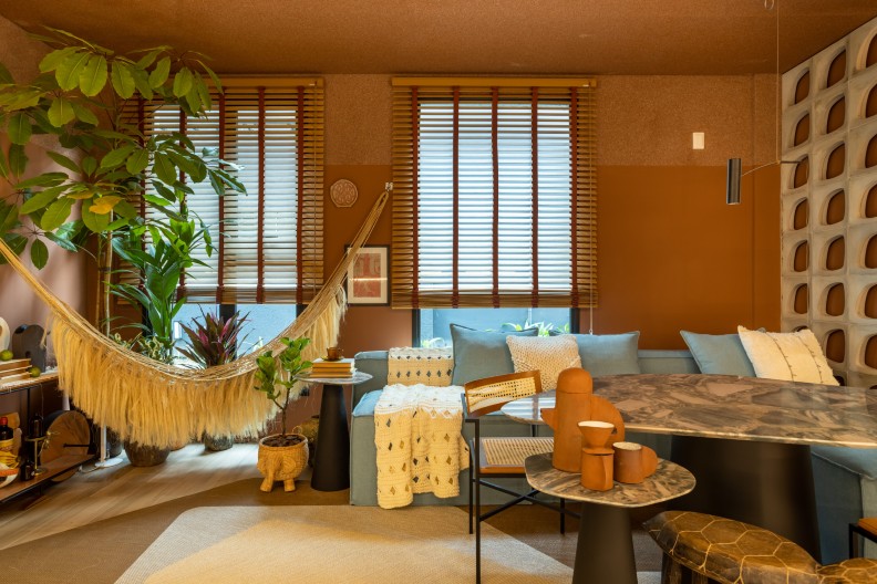 Living do loft Meu Coração Queima, de Jeferson Branco para CASACOR Santa Catarina