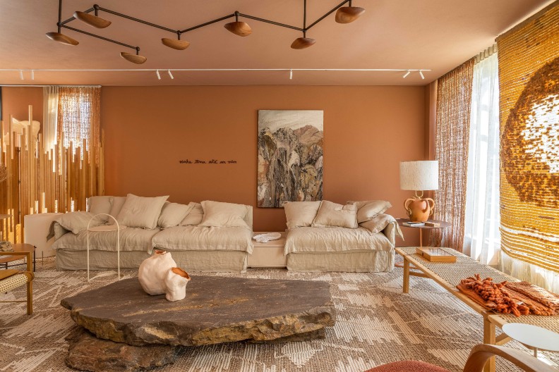 Living do loft Camadas Brasileiros, de Juliana Pippi para CASACOR Santa Catarina