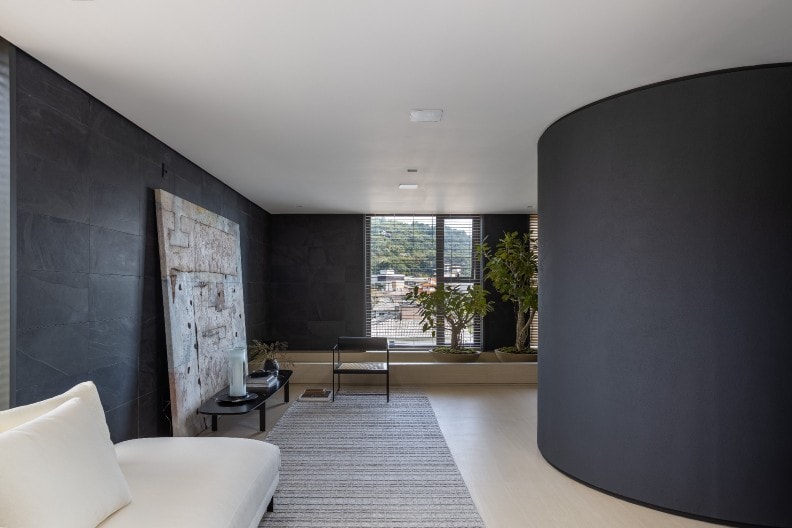 Sala da Casa Yugen, de Gabriel Bordin para CASACOR Santa Catarina