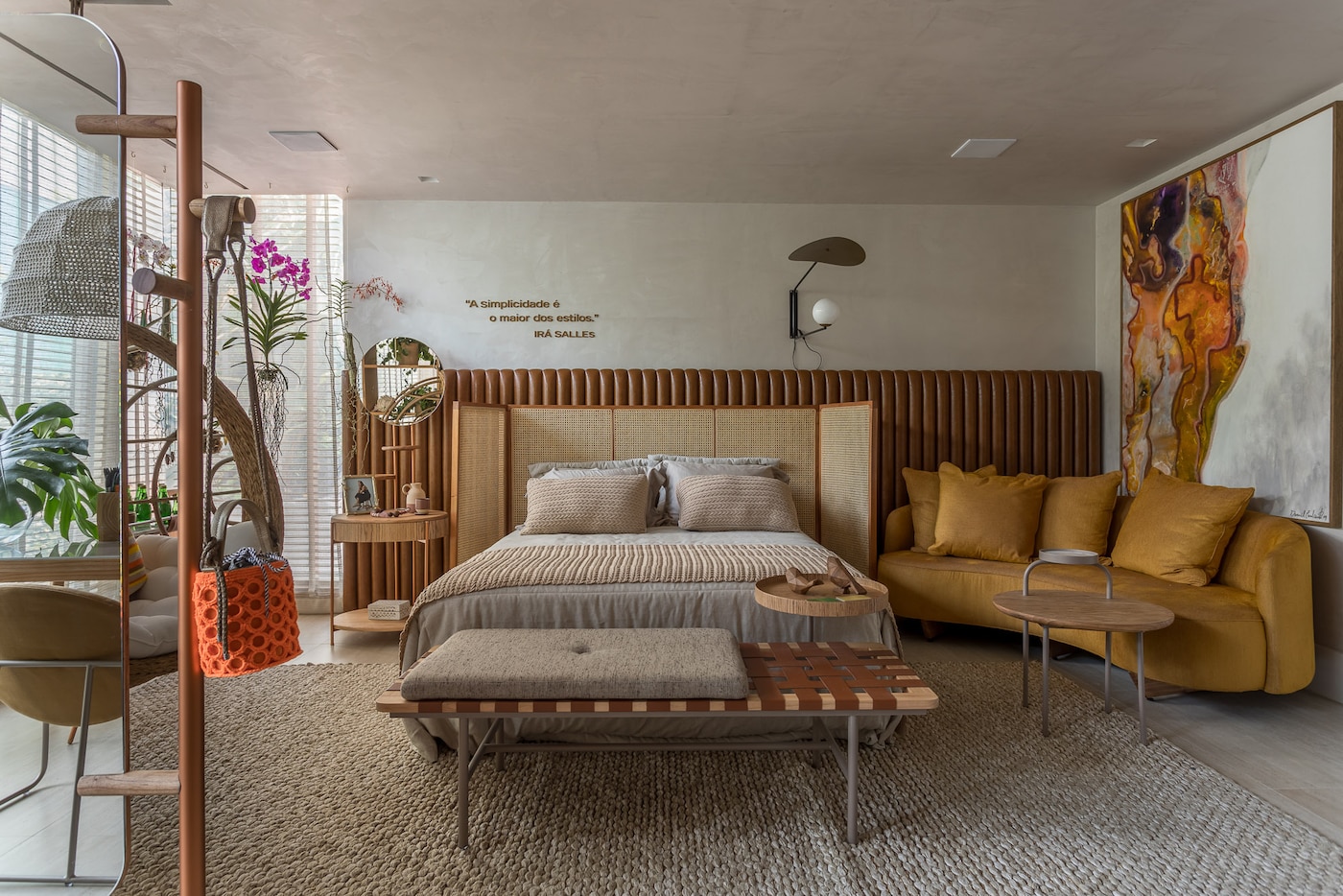 Coral. A tinta oficial CASACOR Bahia | Quarto da Estilista por Dinah Lins.