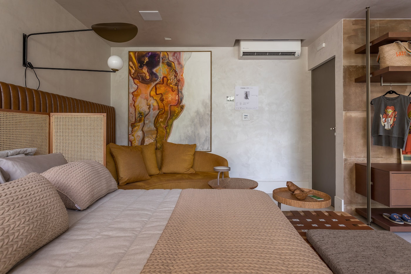 Coral. A tinta oficial CASACOR Bahia | Segunda imagem do Quarto da Estilista por Dinah Lins.