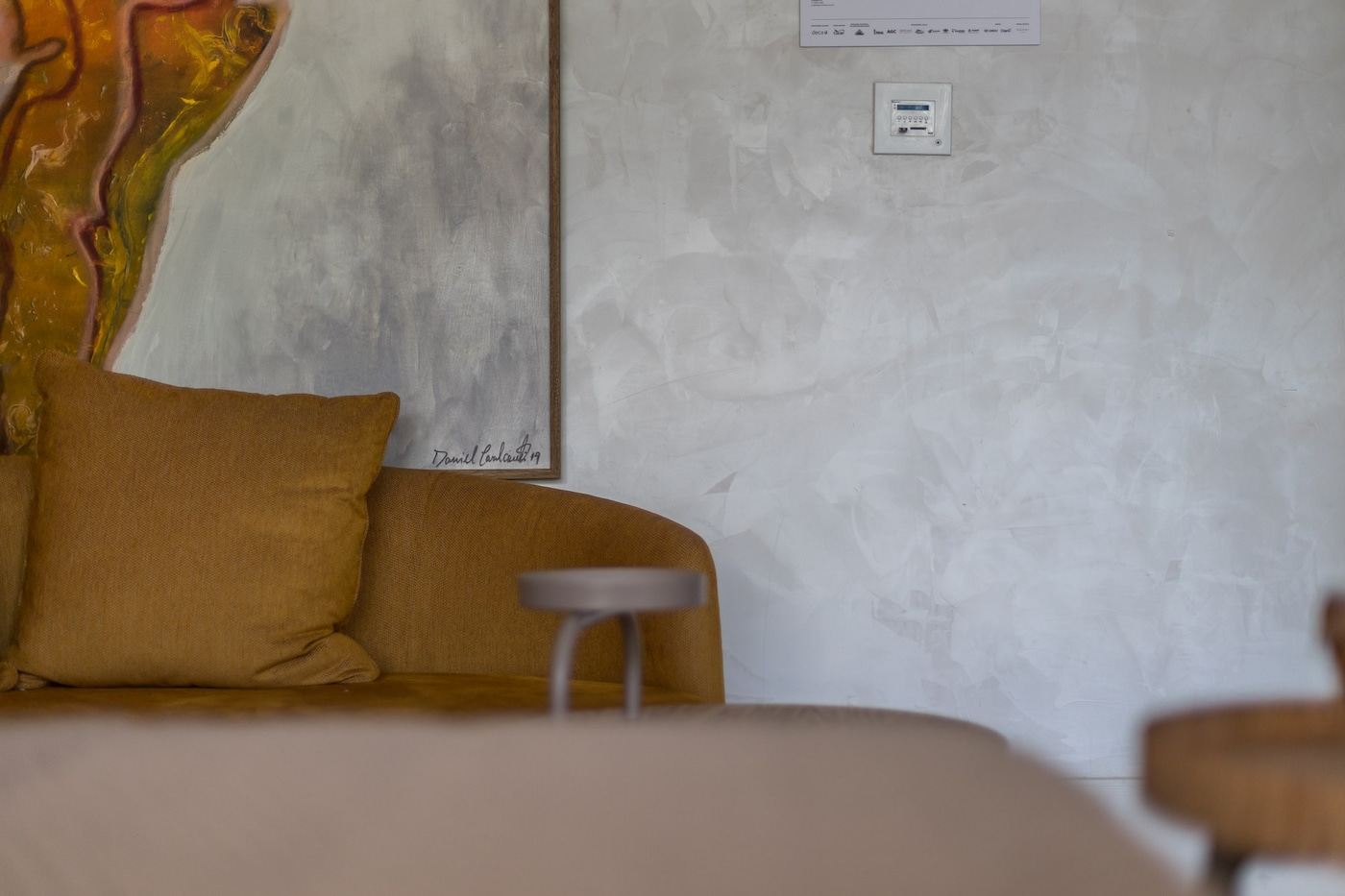 Coral. A tinta oficial CASACOR Bahia | Terceira imagem do Quarto da Estilista por Dinah Lins.