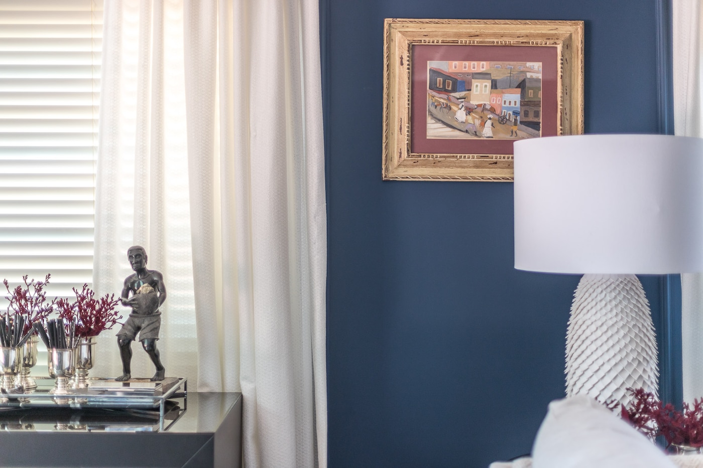 Coral. A tinta oficial CASACOR Bahia | Quarta Imagem da Sala Intima Blue Alencar por Daniela Alencar.