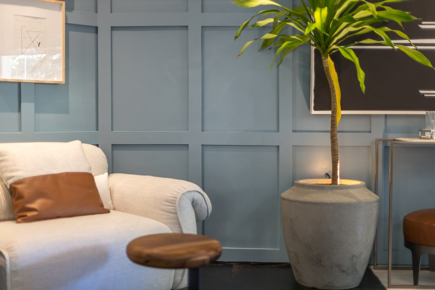 Coral. A tinta oficial CASACOR Bahia | Terceira imagem da Sala da Confraria por Stephanie Mattos. 