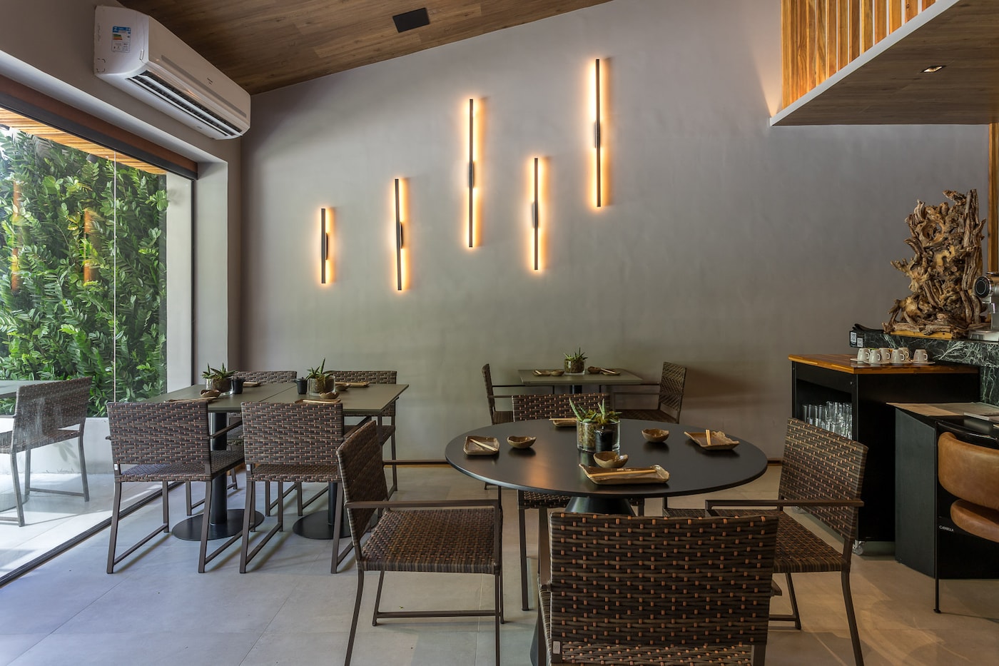 Coral. A tinta oficial CASACOR Bahia | Sushi Bar por Mariana Castro.