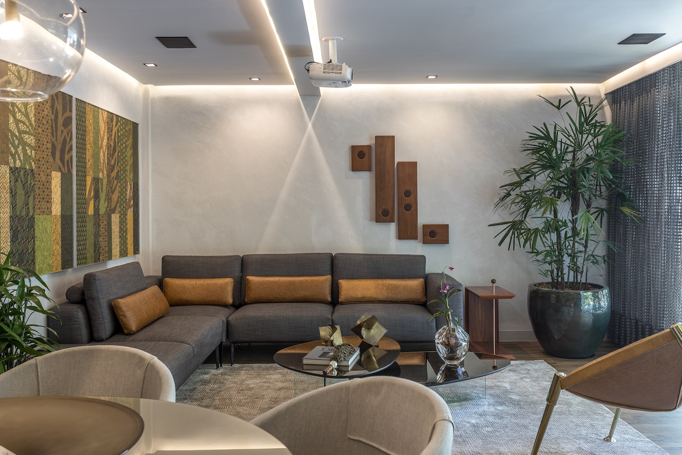 Coral. A tinta oficial CASACOR Bahia | Segunda imagem do Lounge receptivo por Lorena Damasio e Diana Fernandes.