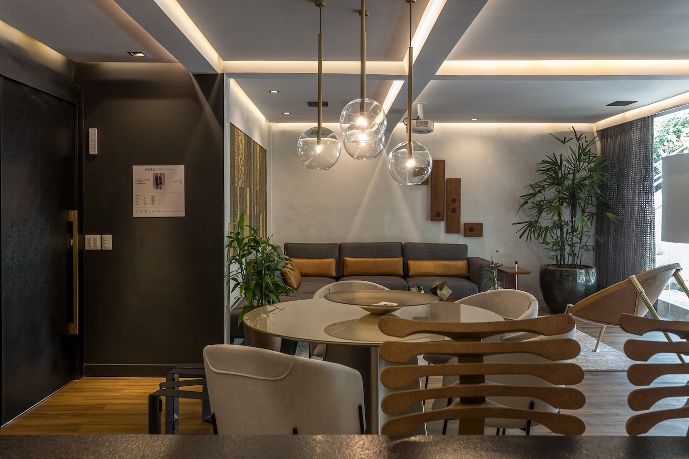 Coral. A tinta oficial CASACOR Bahia | Quarta imagem do Lounge receptivo por Lorena Damasio e Diana Fernandes.