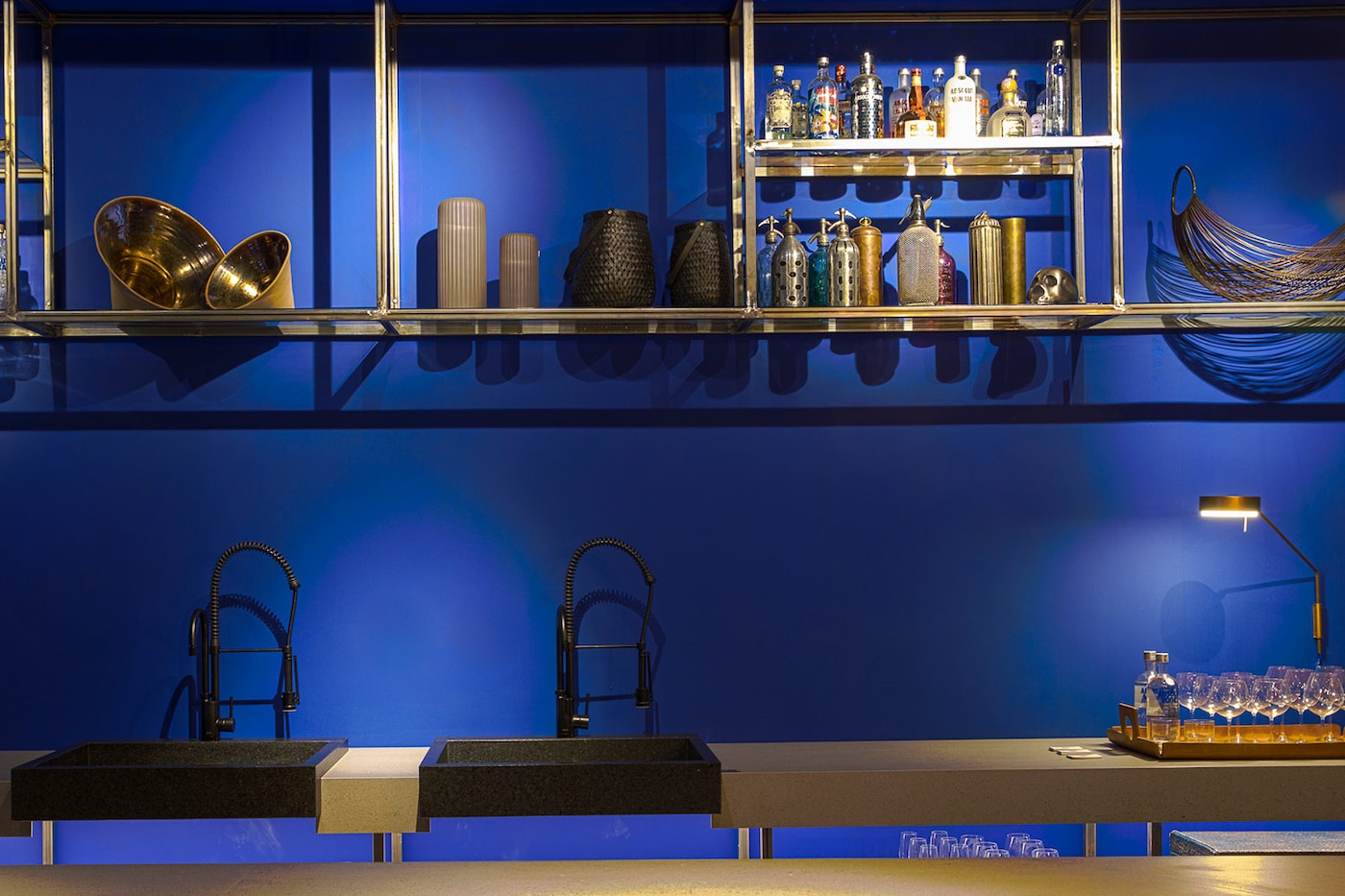 Coral. A tinta oficial CASACOR Bahia | Quarta Imagem do Cine Gourmet - CLX por Miguel Gustavo.