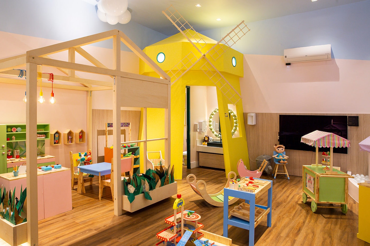 Coral. A tinta oficial CASACOR Bahia | Espaço Semente por Rodrigo Xavier, Sandra Russomano e Raquel Deck