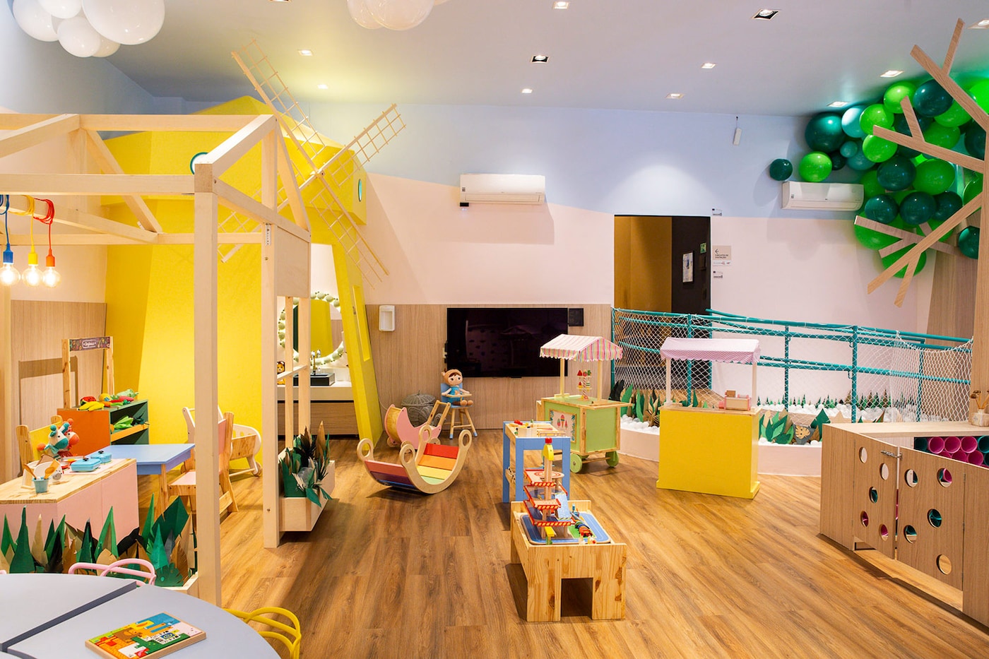 Coral. A tinta oficial CASACOR Bahia | Segunda Imagem do Espaço Semente por Rodrigo Xavier, Sandra Russomano e Raquel Deck