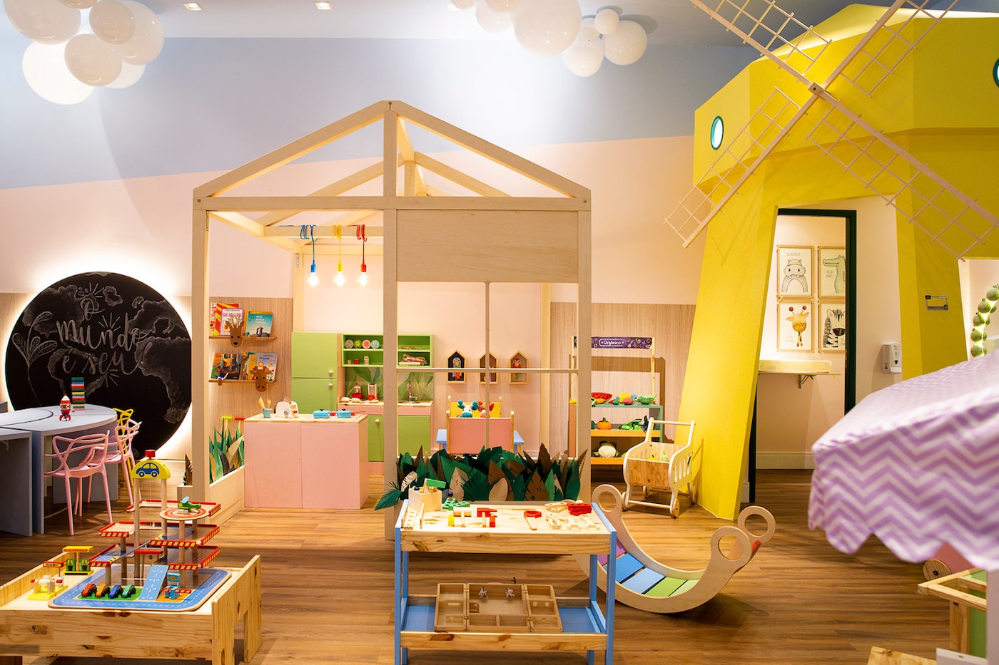 Coral. A tinta oficial CASACOR Bahia | Terceira Imagem do Espaço Semente por Rodrigo Xavier, Sandra Russomano e Raquel Deck