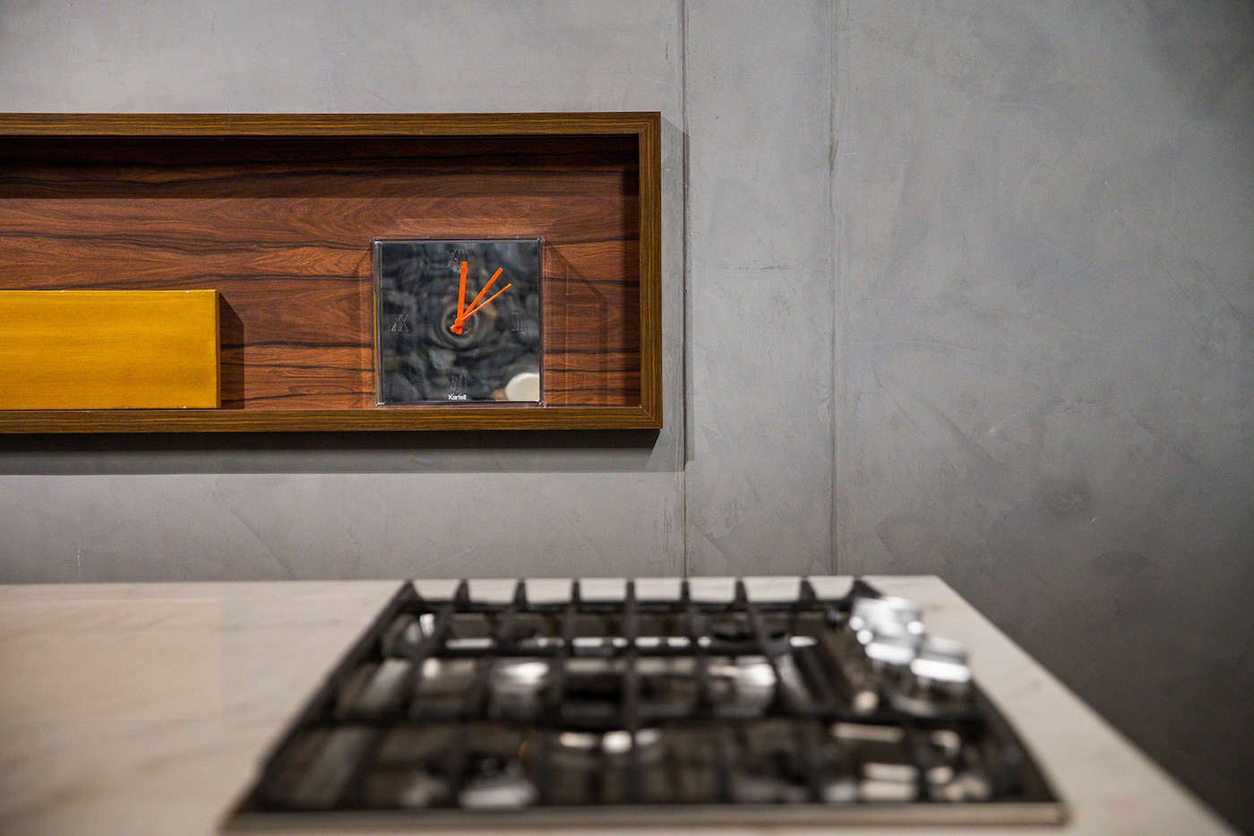 Coral. A tinta oficial CASACOR Bahia | Quarta Imagem do Loft Gabbro por Guilherme Bussamra e Elisa Fraga 