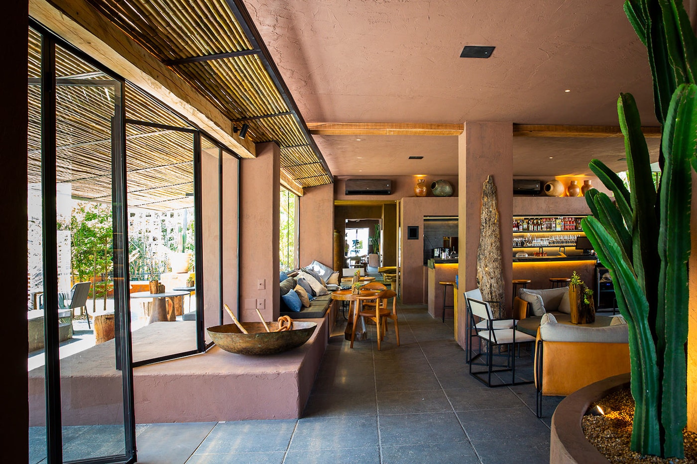 Coral. A tinta oficial CASACOR Bahia | Lounge Bar por Criare por Angela Castilho 