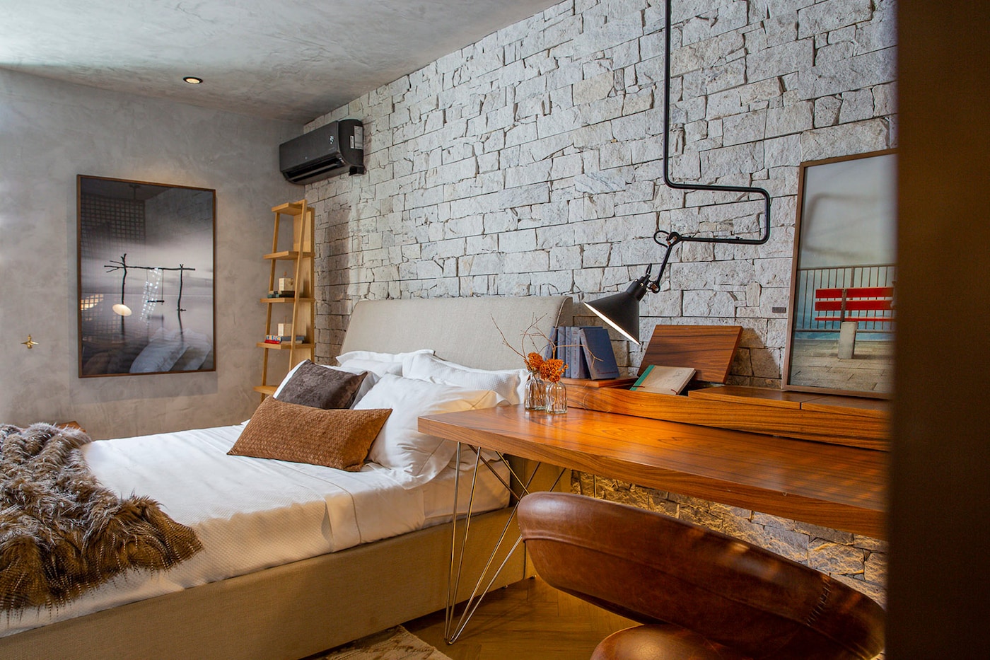 Coral. A tinta oficial CASACOR Bahia | Terceira Imagem do Pied-à-Terre por Silvana Albuquerque 