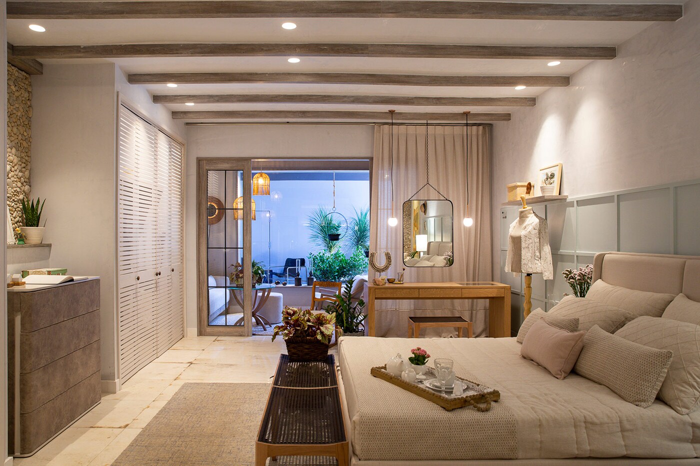 Coral. A tinta oficial CASACOR Bahia | Segunda Imagem do Quarto Sossego por Angela Cambraia 