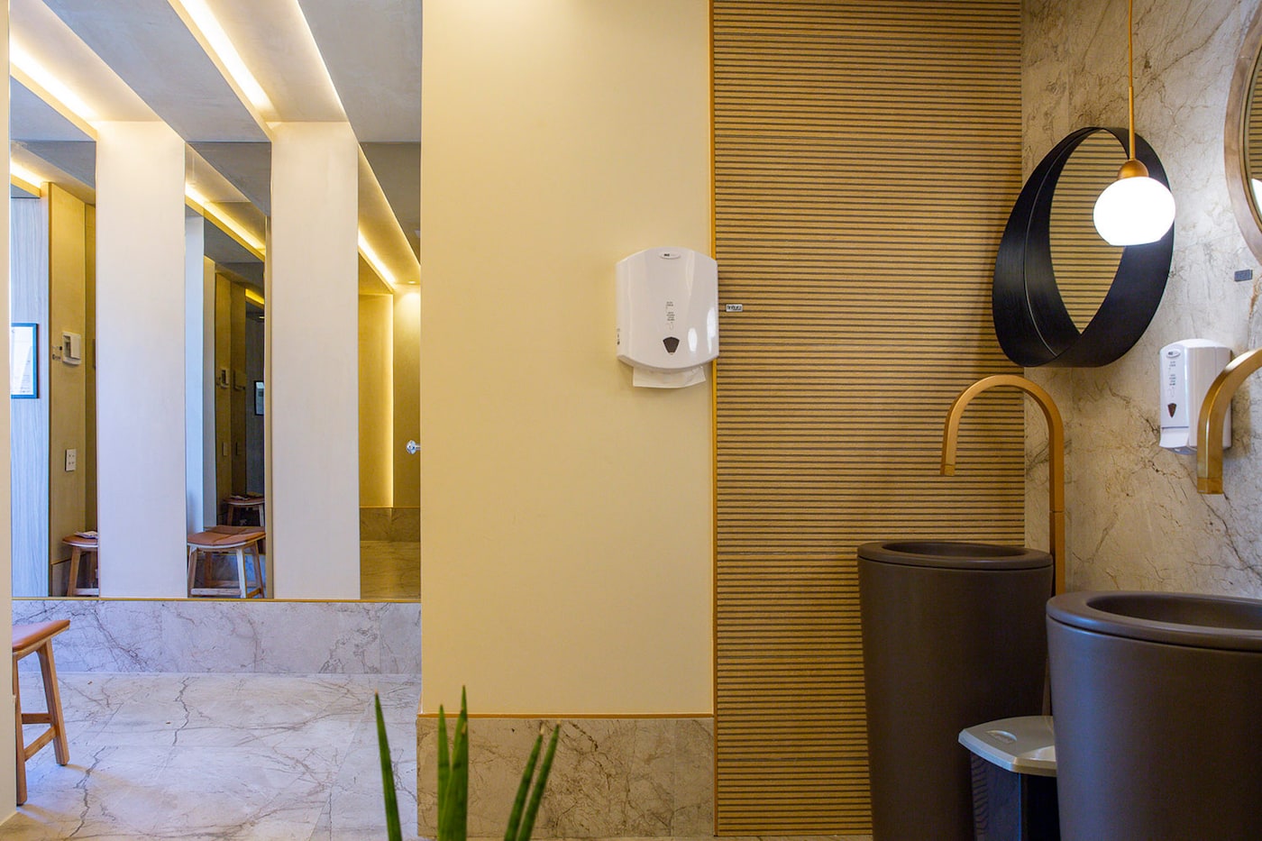 Coral. A tinta oficial CASACOR Bahia | Segunda Imagem do Toalete Público por  Vivian Maia 