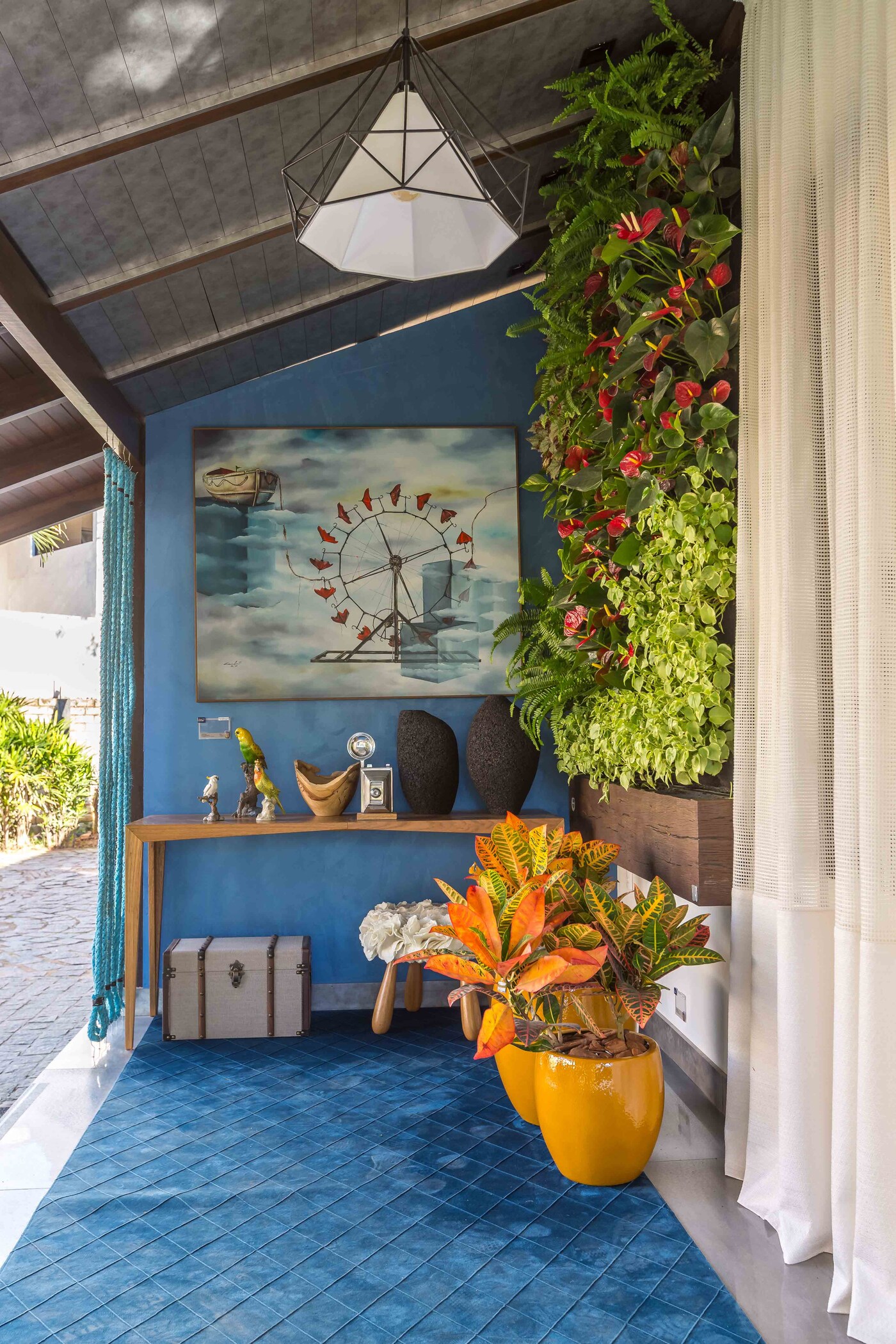 Coral. A tinta oficial CASACOR Bahia | Varanda do Lago por Larissa Palma Dias. 